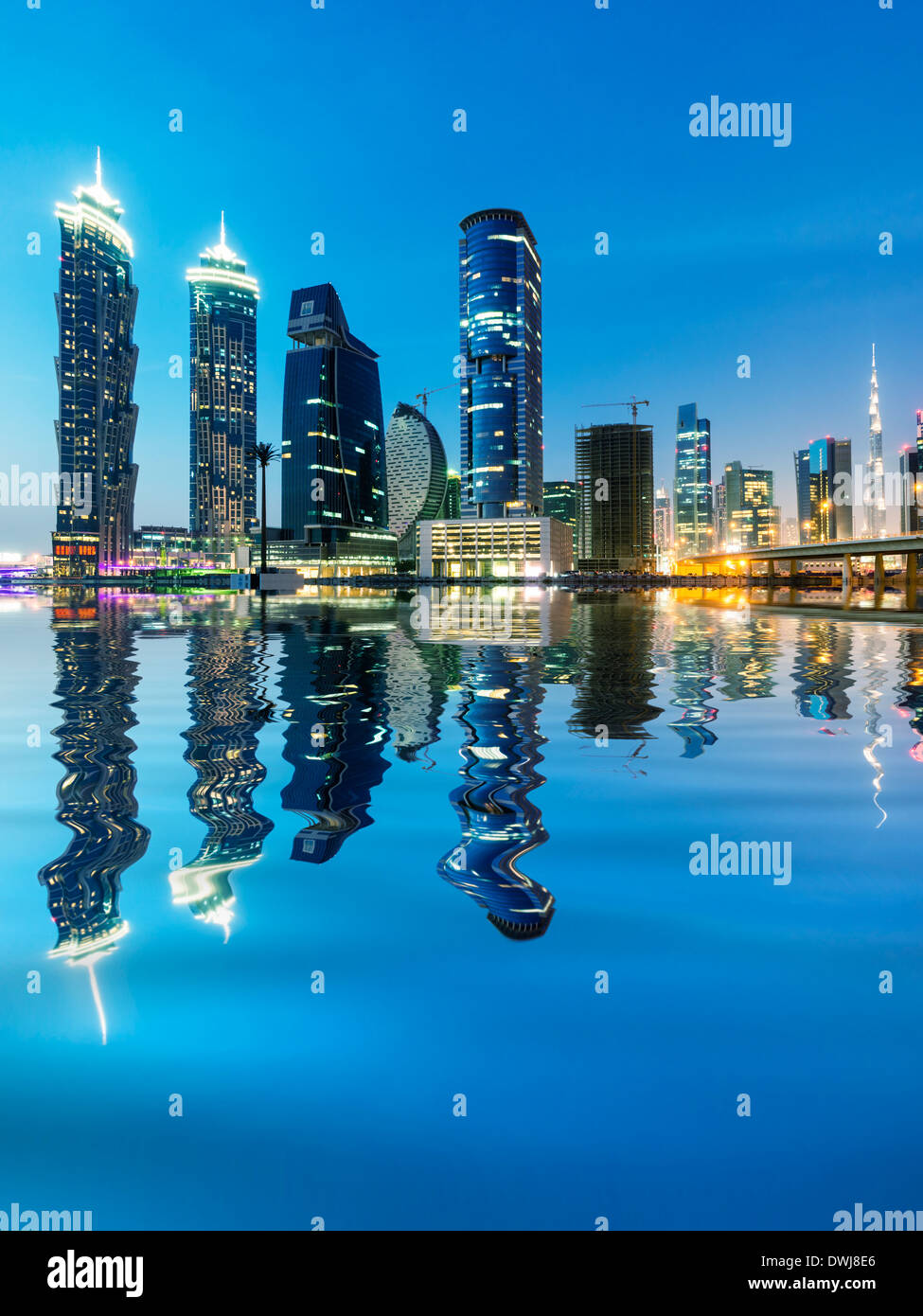 Voir la soirée de l'horizon de nouveaux gratte-ciel dans le quartier de la Baie d'un nouveau développement à Dubaï Émirats Arabes Unis Banque D'Images