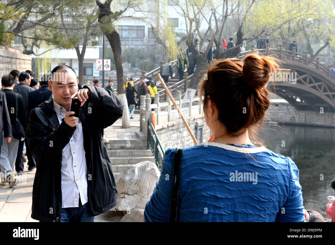 Jinan, Chine, la province de Shandong. 10 Mar, 2014. Une fille pose pour photos à Huancheng Park à Jinan, capitale de la Chine de l'est la province de Shandong, le 10 mars 2014. Que la température grimpe rapidement dans Jinan, printemps, très bien dans l'air le lundi. © Feng Jie/Xinhua/Alamy Live News Banque D'Images