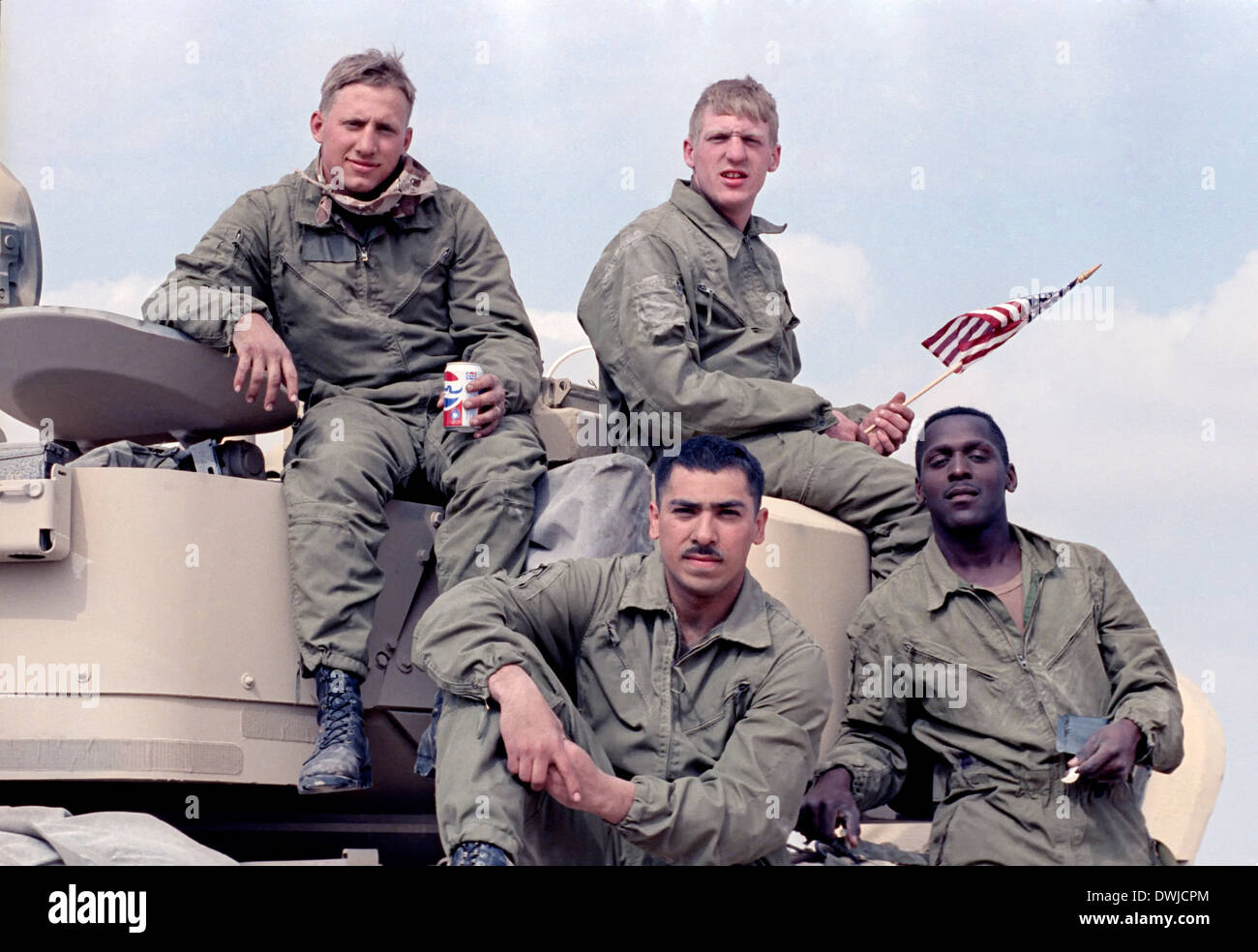 Les soldats de l'Armée US s'asseoir sur le dessus de leur véhicule de combat Bradley après la bataille commencé le passage de la frontière vers l'Iraq au cours de la guerre du Golfe le 24 février 1991 dans le sud de l'Iraq. Banque D'Images