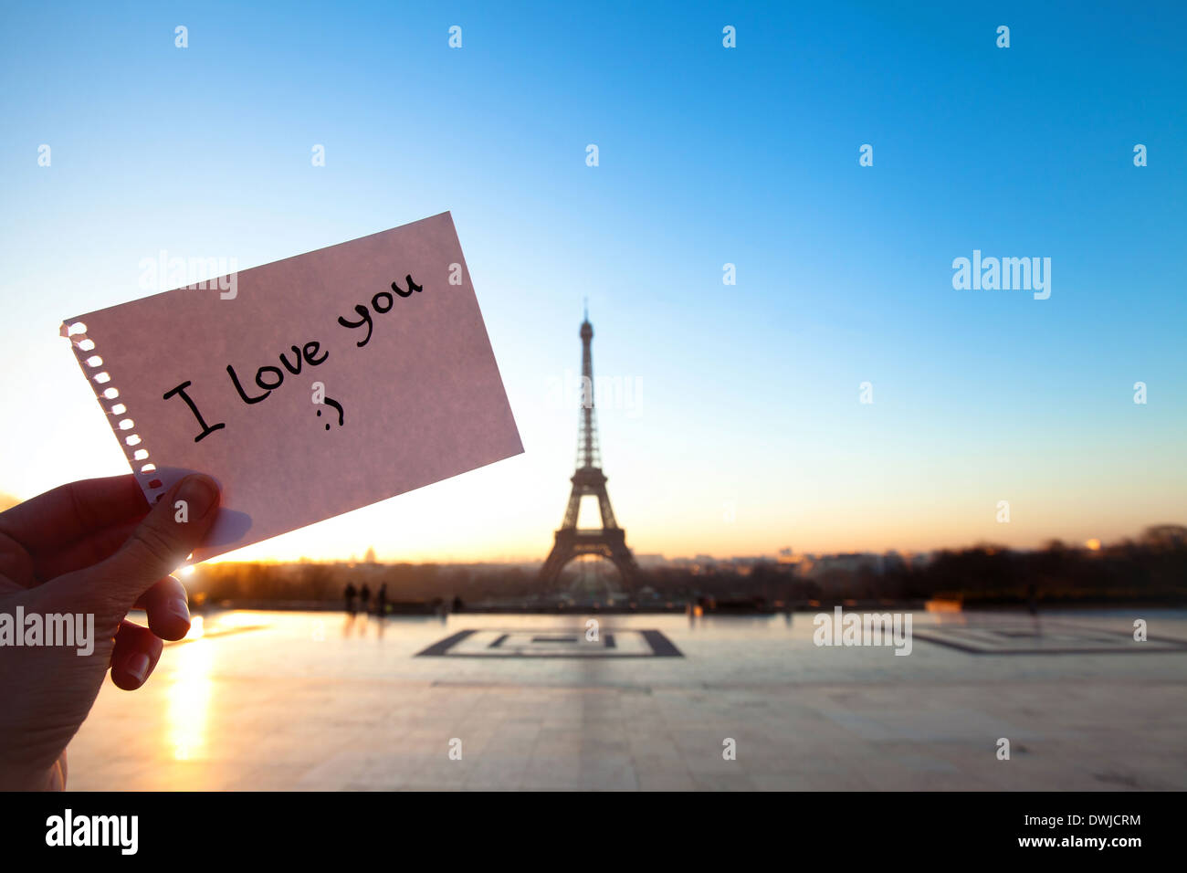 Main tenant le papier avec "i love you" message Banque D'Images