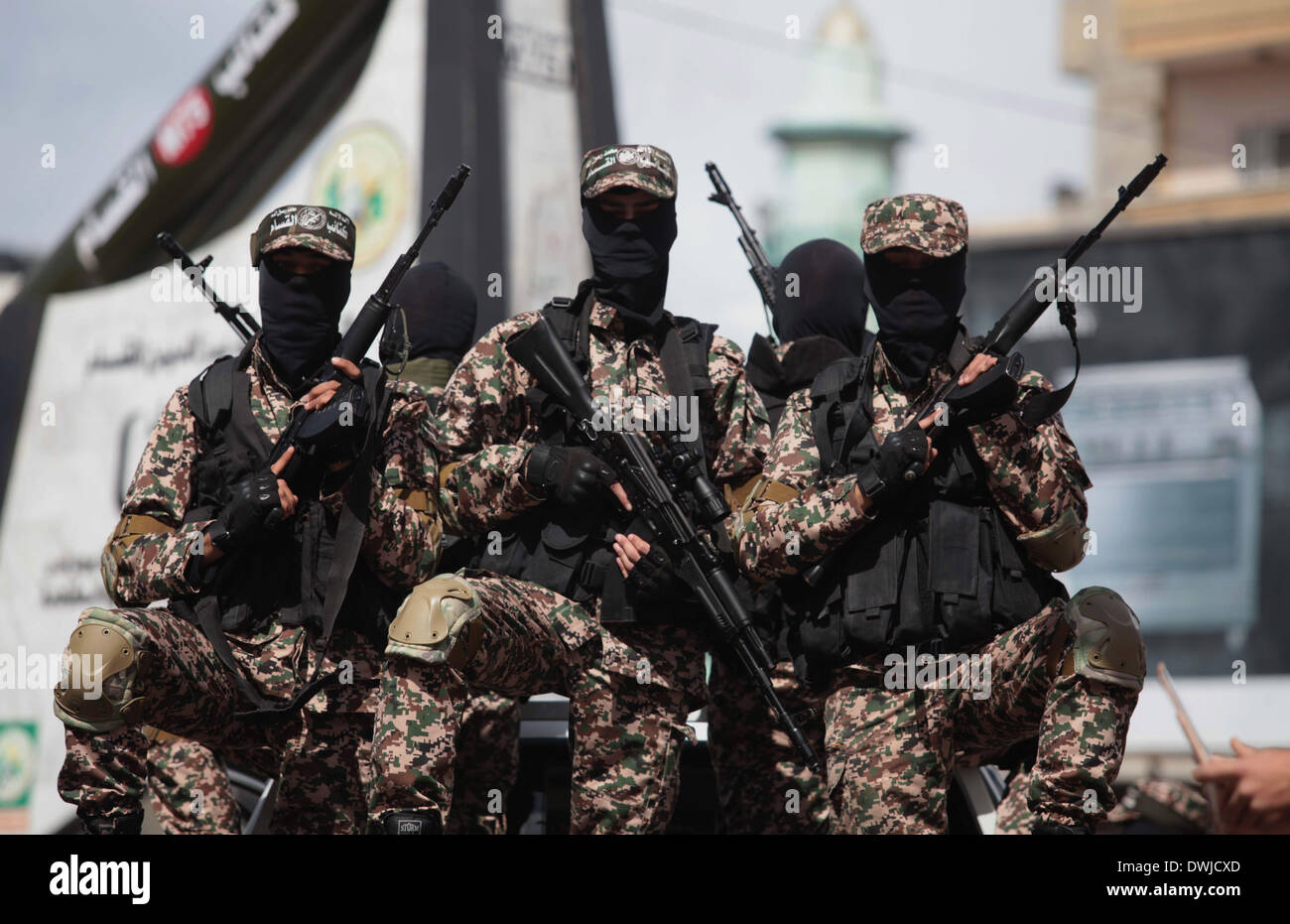 La ville de Gaza, bande de Gaza, territoire palestinien. 10 Mar, 2014. Des militants du Hamas palestiniens portant des armes monter sur un véhicule lors d'un défilé anti-Israël dans la ville de Gaza le 10 mars 2014. Israël le 05 mars a intercepté un cargo dans la mer Rouge transportant des dizaines de roquettes. Israël estime que les missiles étaient destinés à être livrés aux militants dans la bande de Gaza, comme ils ont dit qu'ils avaient été le suivi des mouvements des missiles depuis des mois © Ashraf Amra/APA Images/ZUMAPRESS.com/Alamy Live News Banque D'Images