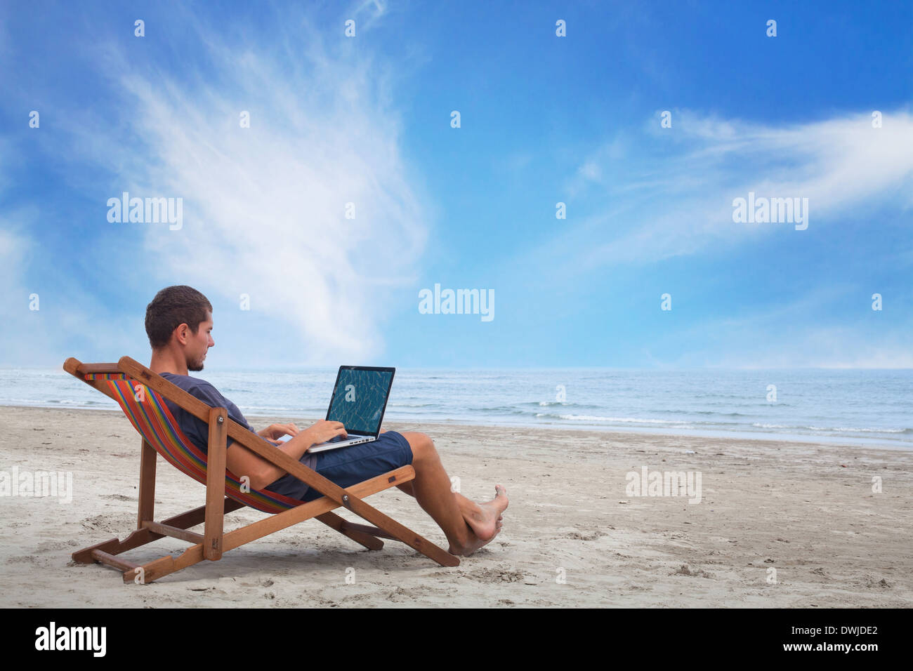 Businessman working with computer sur la plage Banque D'Images