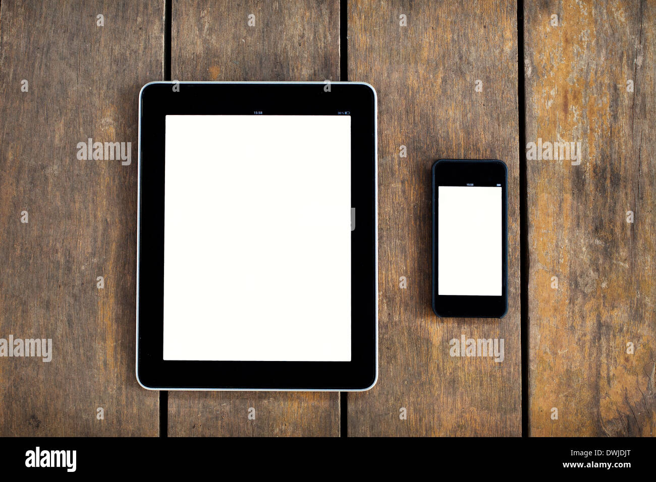 Digital tablet et smartphone sur la table Banque D'Images
