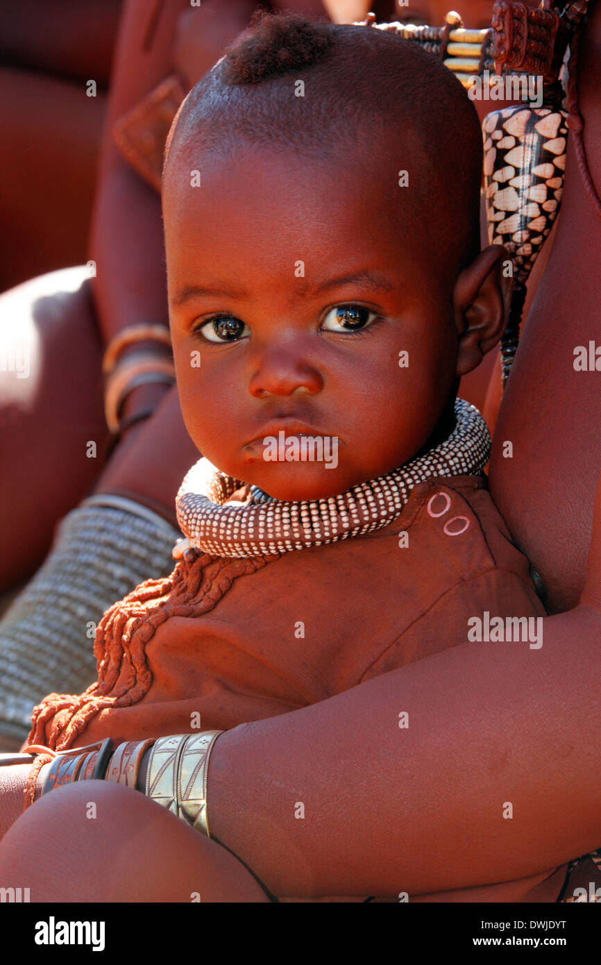Les tribus Himba en Namibie du Damaraland. Ils couvrent les organes y avec red ochra pour se protéger du soleil. Banque D'Images