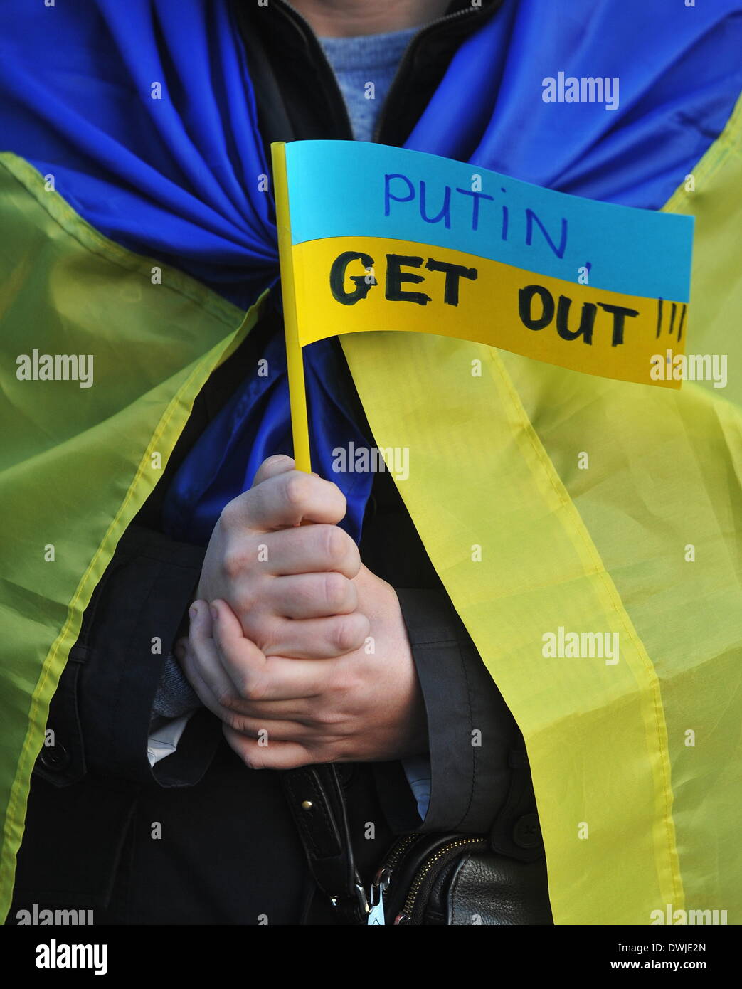 Brno, République tchèque. Mar 8, 2014. Un manifestant tient un drapeau ukrainien avec message anti-Poutine au cours d'une manifestation contre l'occupation russe de la Crimée ukrainienne à Brno, en République tchèque, le samedi 8 mars, 2014. © Igor Zehl/CTK Photo/Alamy Live News Banque D'Images