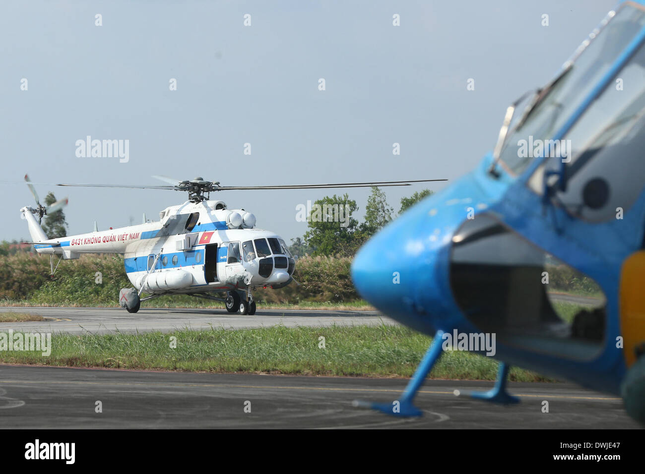 La province de Ca Mau, au Vietnam. 10 Mar, 2014. Un hélicoptère de la défense vietnamien ministère est vu à l'aéroport au Vietnam Ca Mau Mau, province de Ca du 10 mars 2014. En vertu de la Section 370 917 régiment du Vietnam's Air et Air Defense Force déployée plus d'hélicoptères à l'aéroport de Ca Mau pour rechercher l'avion malaisien disparu. Source : Xinhua/VNA/Alamy Live News Banque D'Images