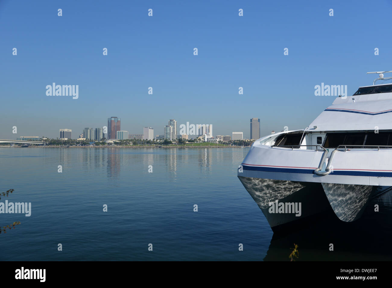 Voile bateau amarré sur encore de l'eau dans le port de Long Beach, la ville Banque D'Images