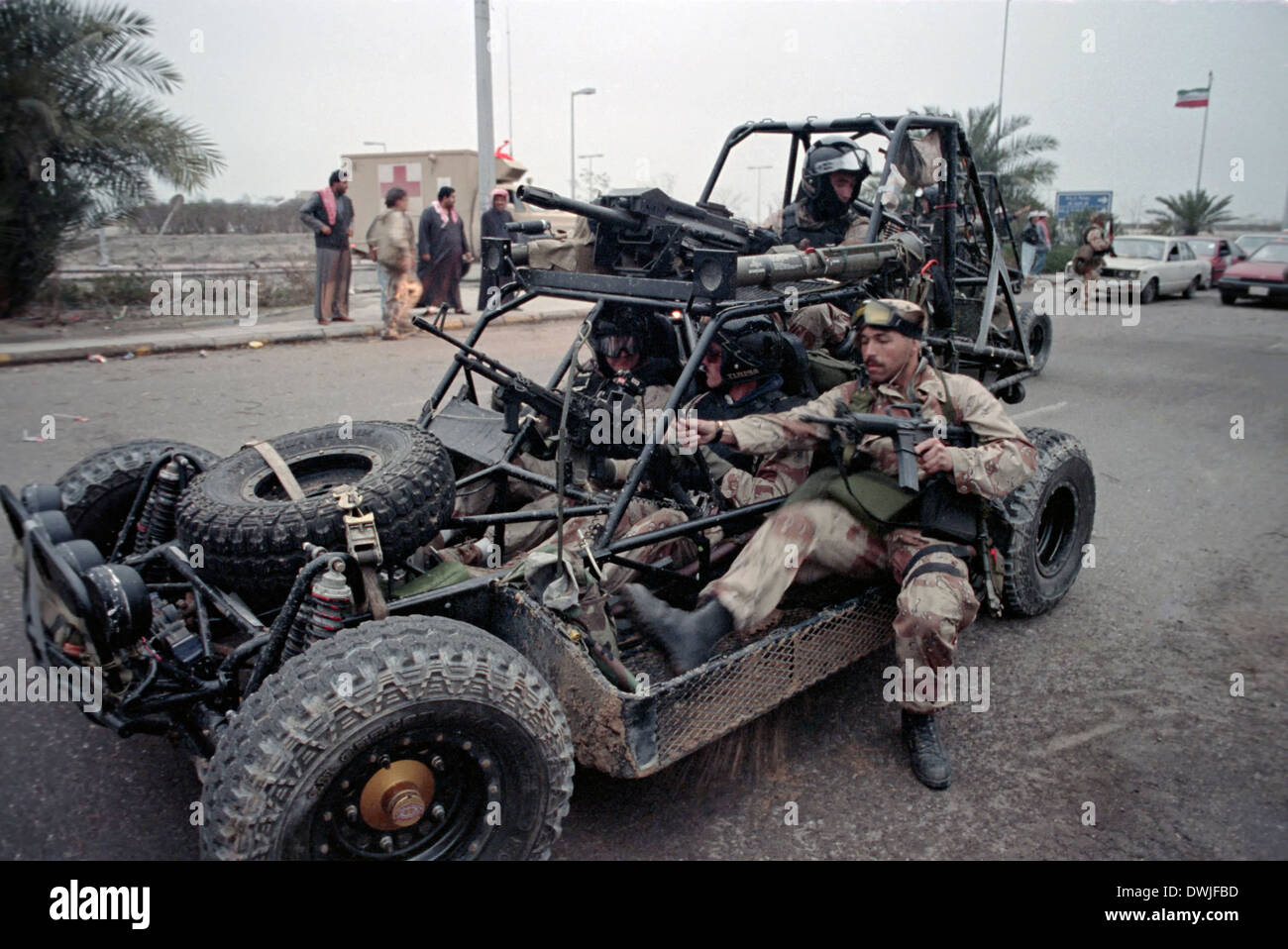 US Navy SEAL commandos arrivent à l'ambassade des États-Unis au Koweït dans un véhicule de patrouille du désert pendant la libération de la ville de Koweït dans la guerre du Golfe le 26 février 1991 dans le sud de l'Iraq. Banque D'Images