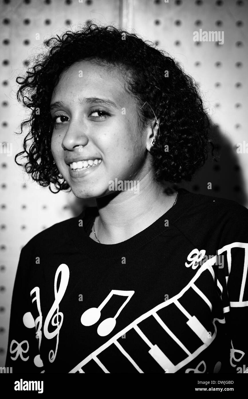 (140310) -- LE CAIRE, 10 mars 2014 (Xinhua) -- c'est un portait de Jassmen, membre de la Chorale d'enfants du Centre de développement des talents, à l'Opéra du Caire au Caire, Égypte, 28 novembre 2013. Le Dr Nadia Abdelaziz Awad, un professeur de musique de l'Université d'Helwan et mentor de certains chanteurs de l'Opéra du Caire, a été l'utilisation d'un chœur d'enfants de plus de 20 ans. Malgré les convulsions de la société égyptienne depuis 2011, le Dr Nadia Abdelaziz Awad et les membres de la chorale d'enfants adhèrent à organiser et effectuer la répétition hebdomadaire à l'Opéra du Caire de temps à autre." n'importe ce que se produit, l'art Banque D'Images