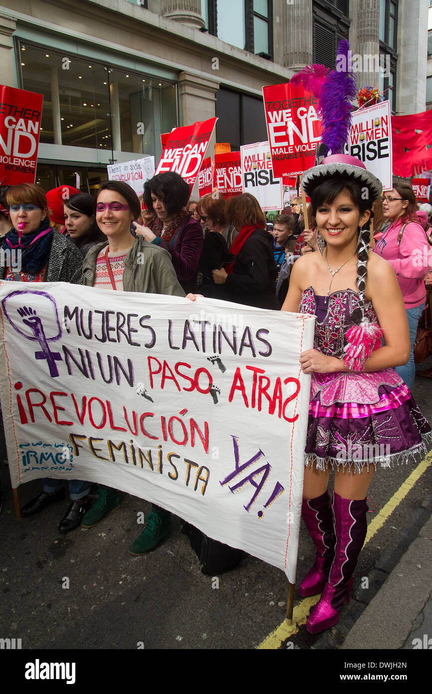 Des centaines de femmes se joignent à la Journée internationale de la femme marche dans les rues de Londres 08.03.2014 Banque D'Images