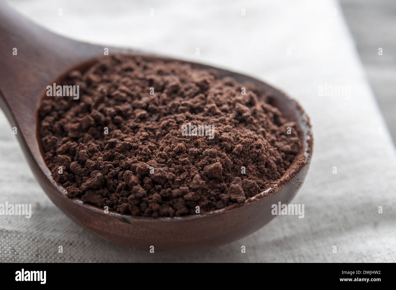 Le café instantané dans la cuillère en bois, Close up Banque D'Images