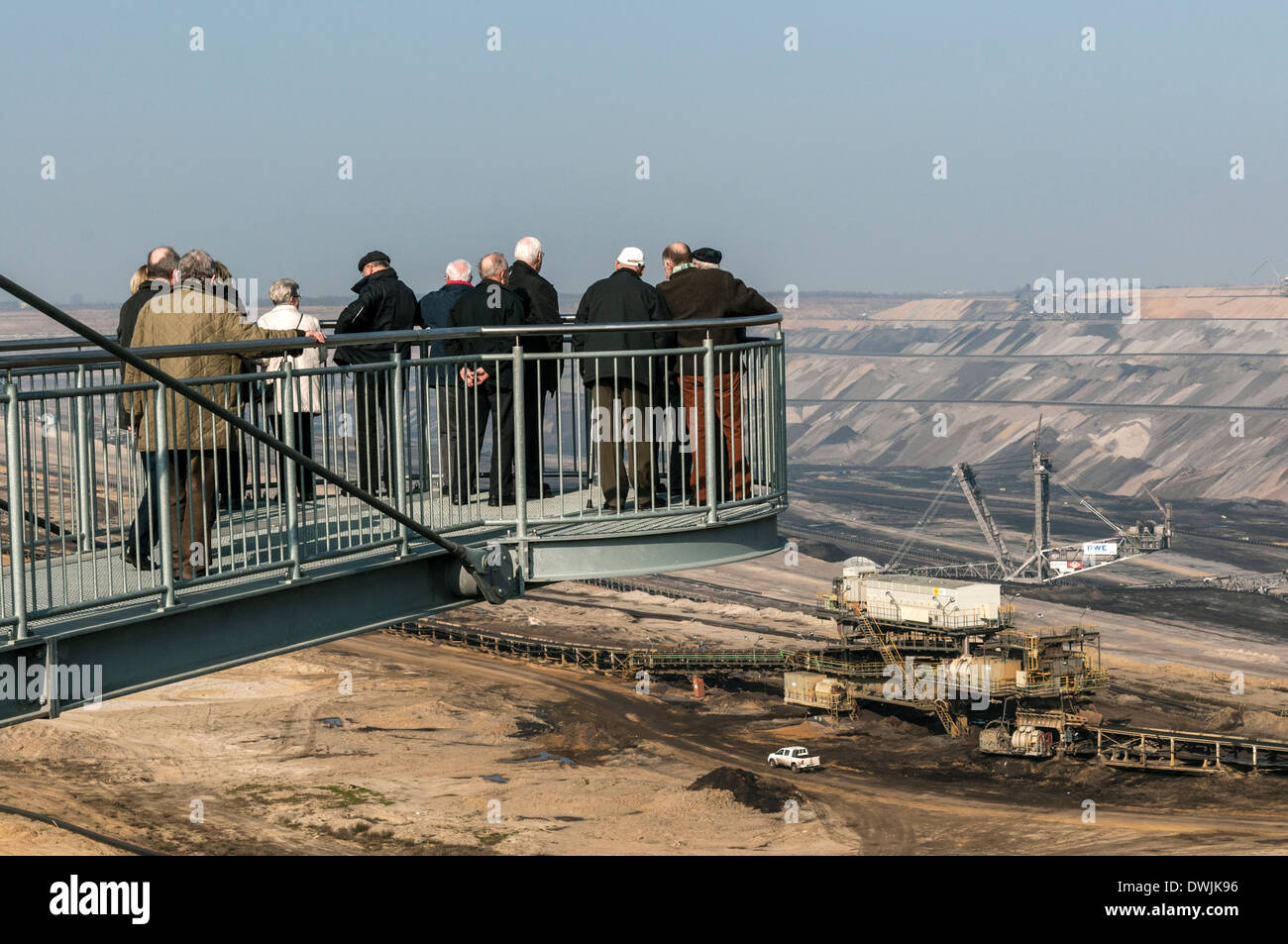 La plate-forme d'observation Skywalk à Garzweiler II mine de lignite près de Cologne,Allemagne NRW. Banque D'Images