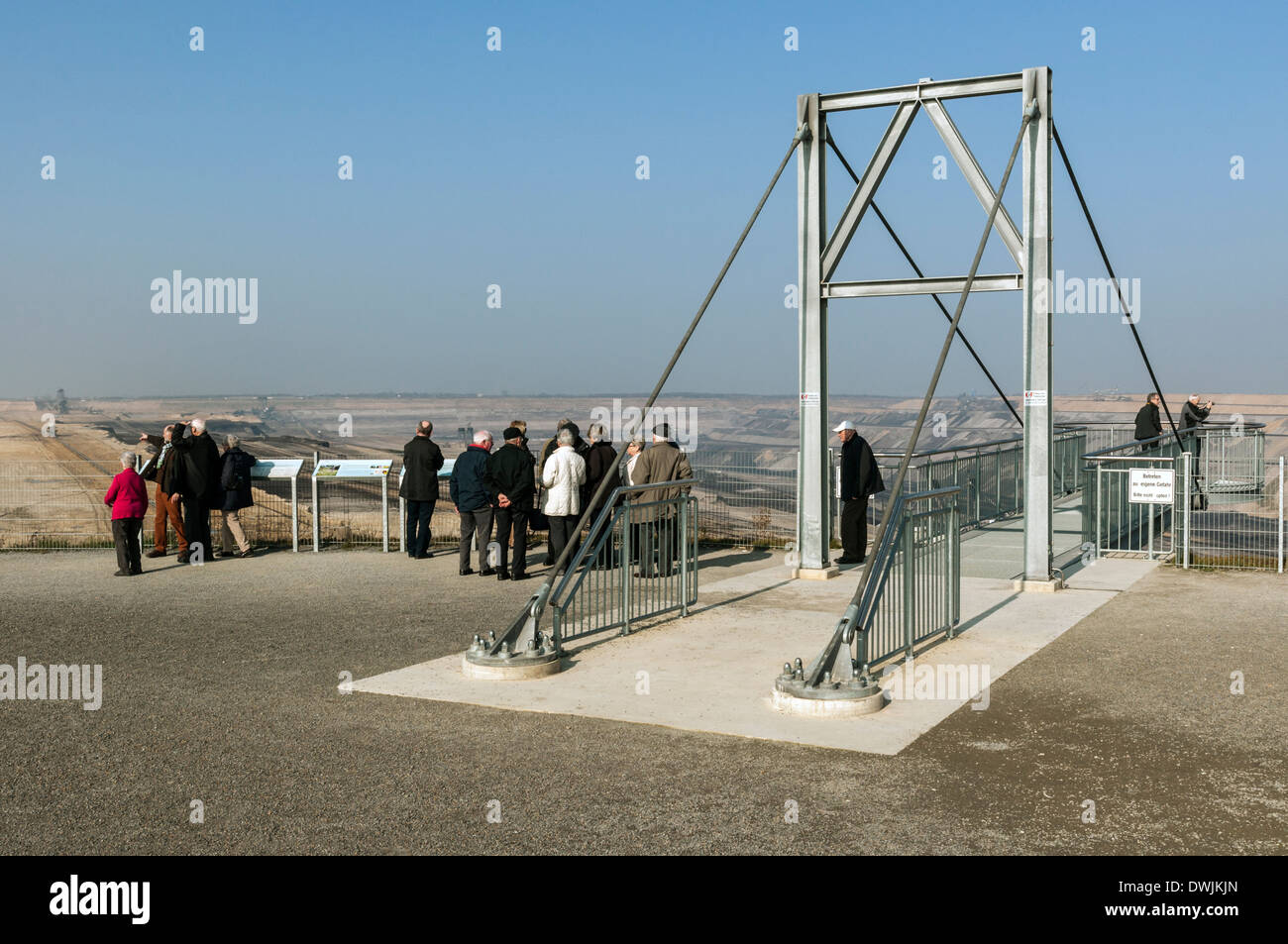 La plate-forme d'observation Skywalk à Garzweiler II mine de lignite près de Cologne,Allemagne NRW. Banque D'Images