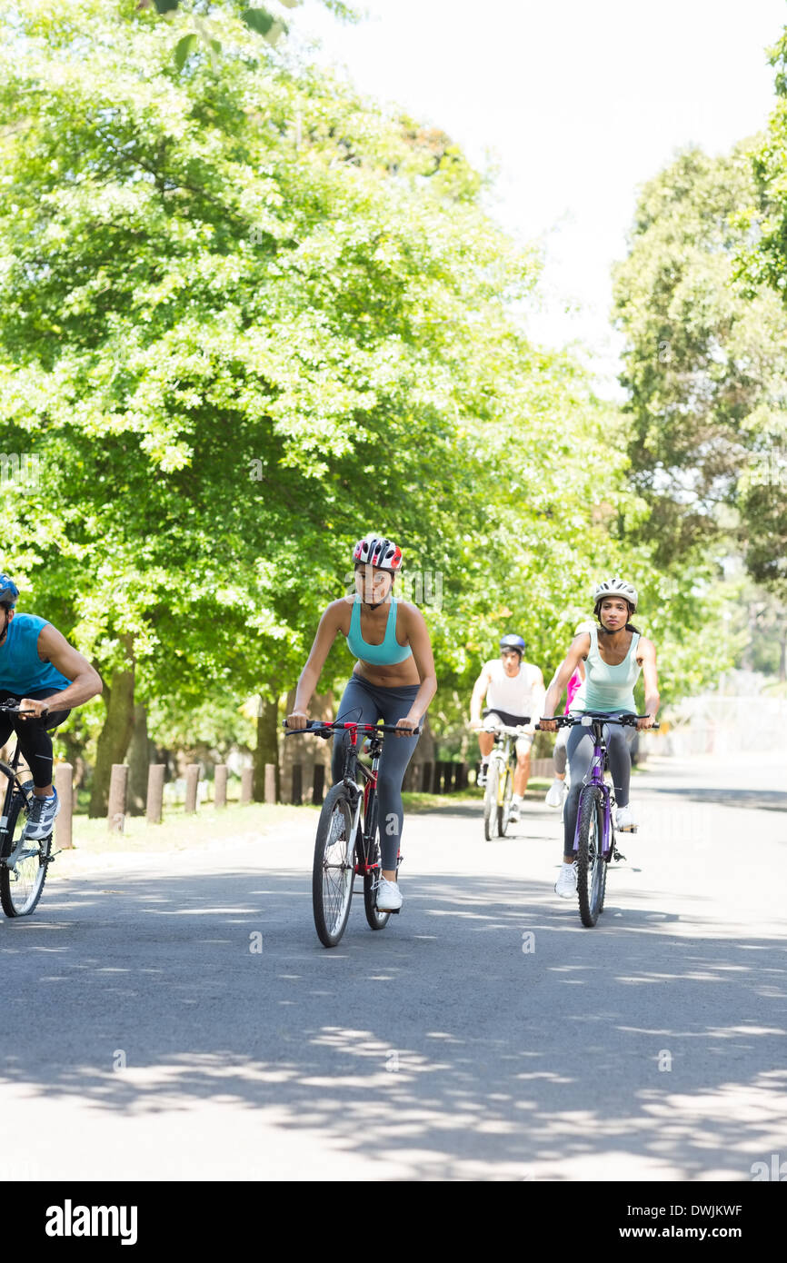 Groupe de cyclistes riding bikes Banque D'Images