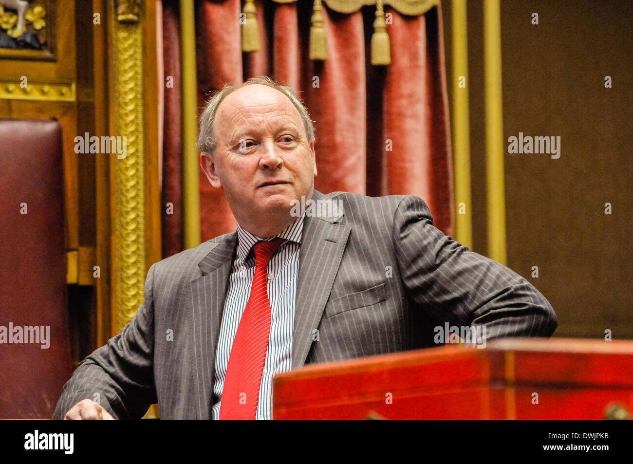 Belfast, Irlande du Nord. 10 mars 2014 - Jim Allister (TUV) organise la cérémonie du jour des victimes dans la salle du Sénat, édifices du Parlement, de Stormont. Crédit : Stephen Barnes/Alamy Live News Banque D'Images