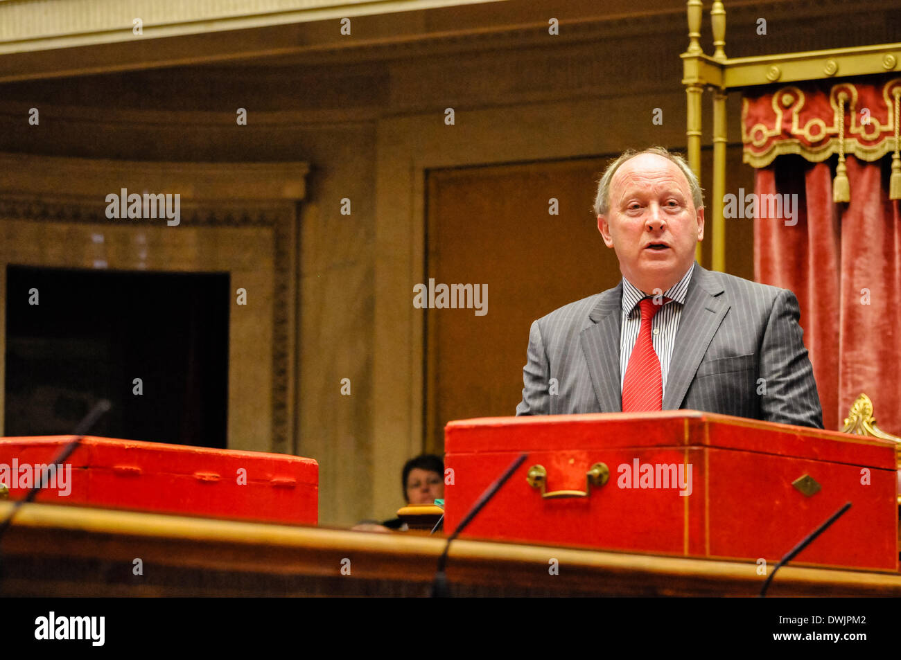 Belfast, Irlande du Nord. 10 mars 2014 - Jim Allister (TUV) parlant dans la salle du Sénat, édifices du Parlement, de Stormont. Crédit : Stephen Barnes/Alamy Live News Banque D'Images