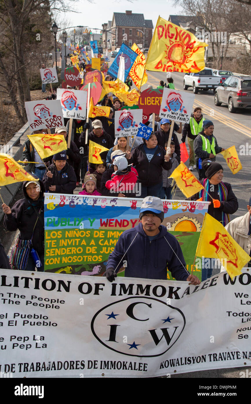 Dublin, Ohio USA - Les membres de la Coalition des travailleurs Immokalee et leurs partisans à mars le siège de la chaîne de restauration rapide Wendy's, demandant à l'entreprise de payer un sou la livre plus pour les tomates de Floride il achète. Le penny supplémentaire contribuerait à améliorer les salaires pour les ouvriers agricoles de la Floride. D'autres acheteurs en entreprise ont accepté, y compris les aliments entiers, McDonald's, Wal-Mart, Burger King, et métro. Crédit : Jim West/Alamy Live News Banque D'Images