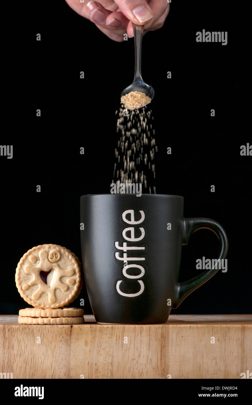 L'ajout de sucre pour une tasse de café Photo Stock - Alamy