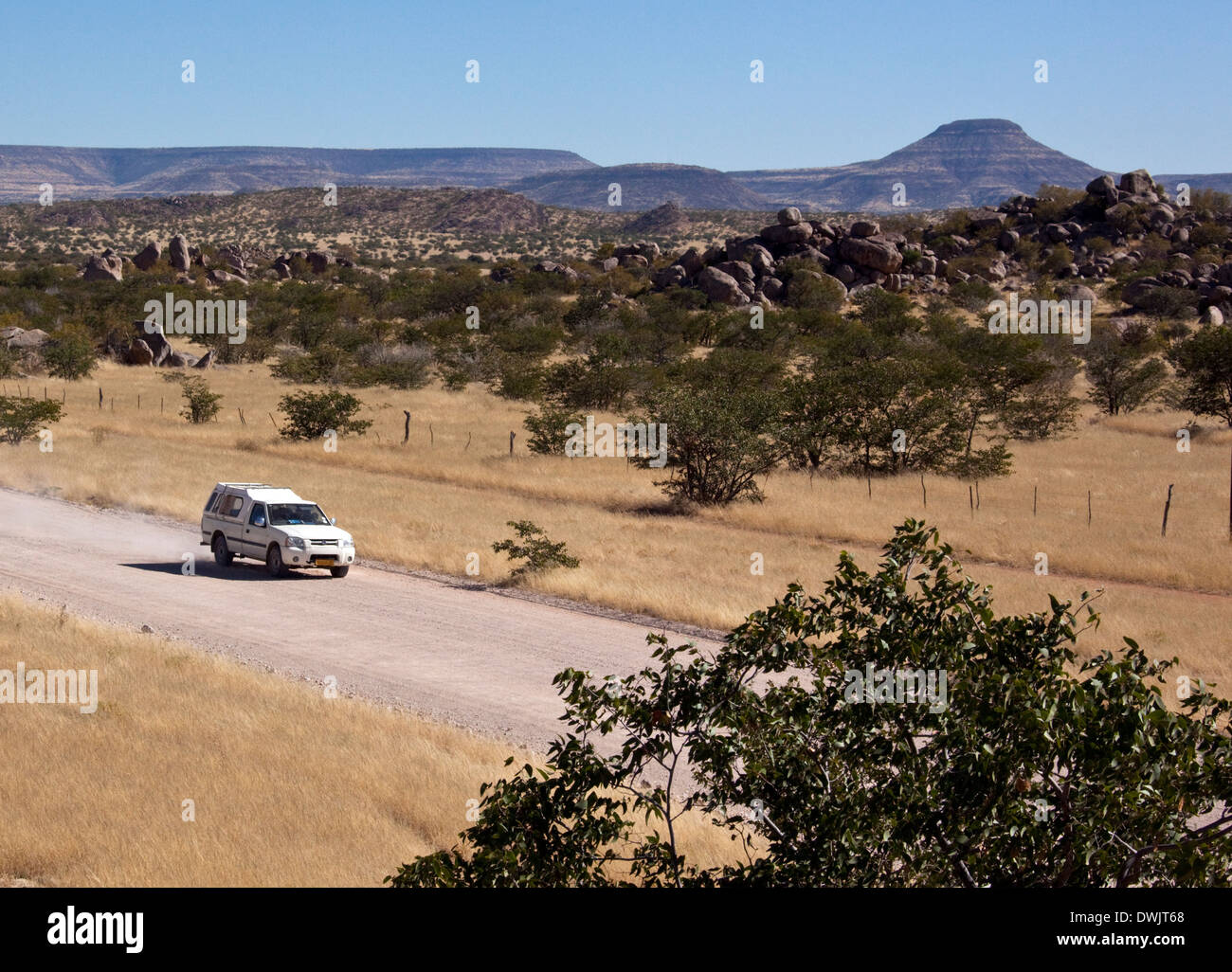 Véhicule sur un chemin de terre dans le Damaraland au nord de la Namibie Banque D'Images