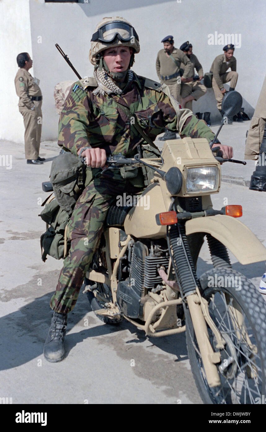 Un soldat de l'armée britannique sur une moto durant la guerre du Golfe le 16 février 1991 en Arabie Saoudite. Banque D'Images