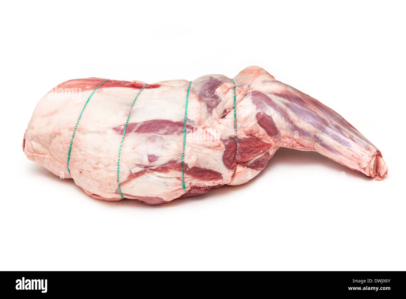 Epaule d'agneau britannique (2,69 kg) isolated on a white background studio. Banque D'Images