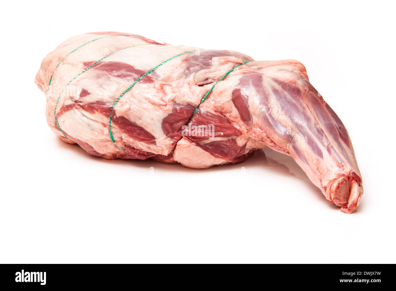 Epaule d'agneau britannique (2,69 kg) isolated on a white background studio. Banque D'Images