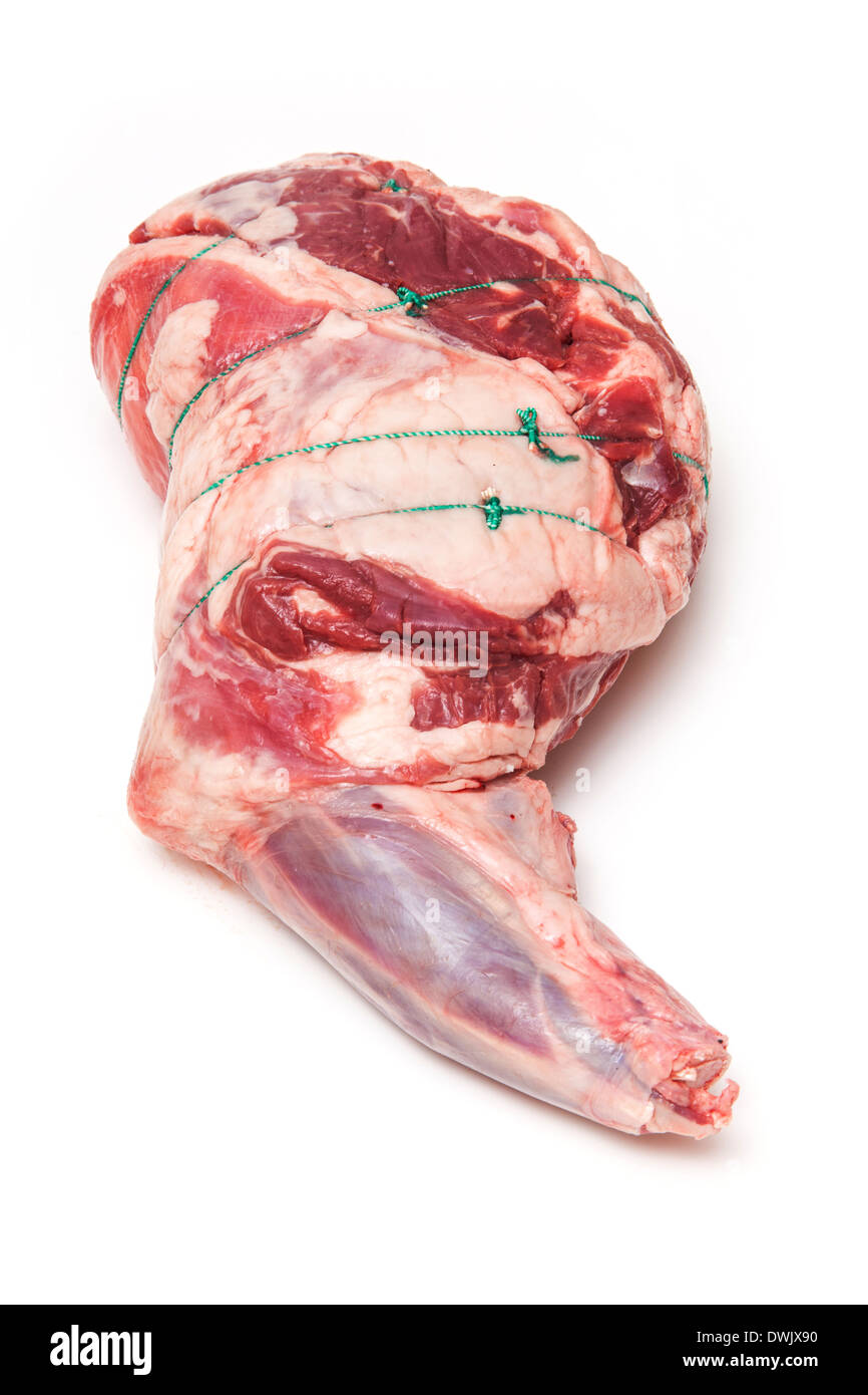 Epaule d'agneau britannique (2,69 kg) isolated on a white background studio. Banque D'Images