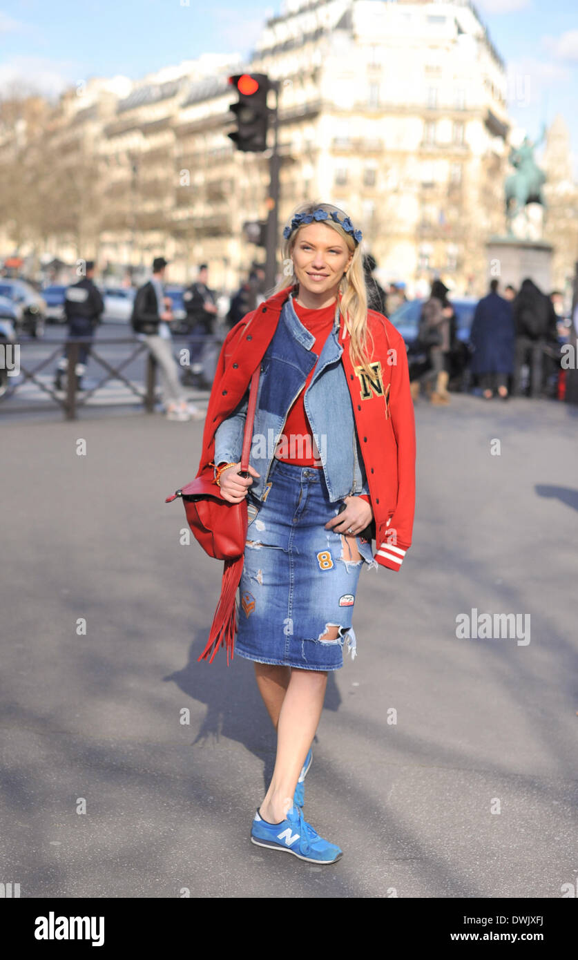 Jana Bianca arrivant au défilé Miu Miu lors de la Fashion Week de Paris en Paris - 5 mars 2014 - Manhattan piste/Céline Gaille Banque D'Images