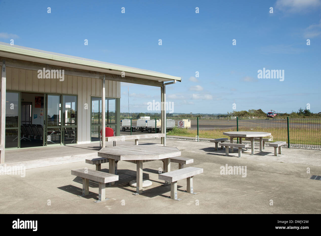 À l'aéroport de Bay of Islands, Île du Nord Nouvelle-zélande KeriKeri Departure lounge zone côté piste Banque D'Images