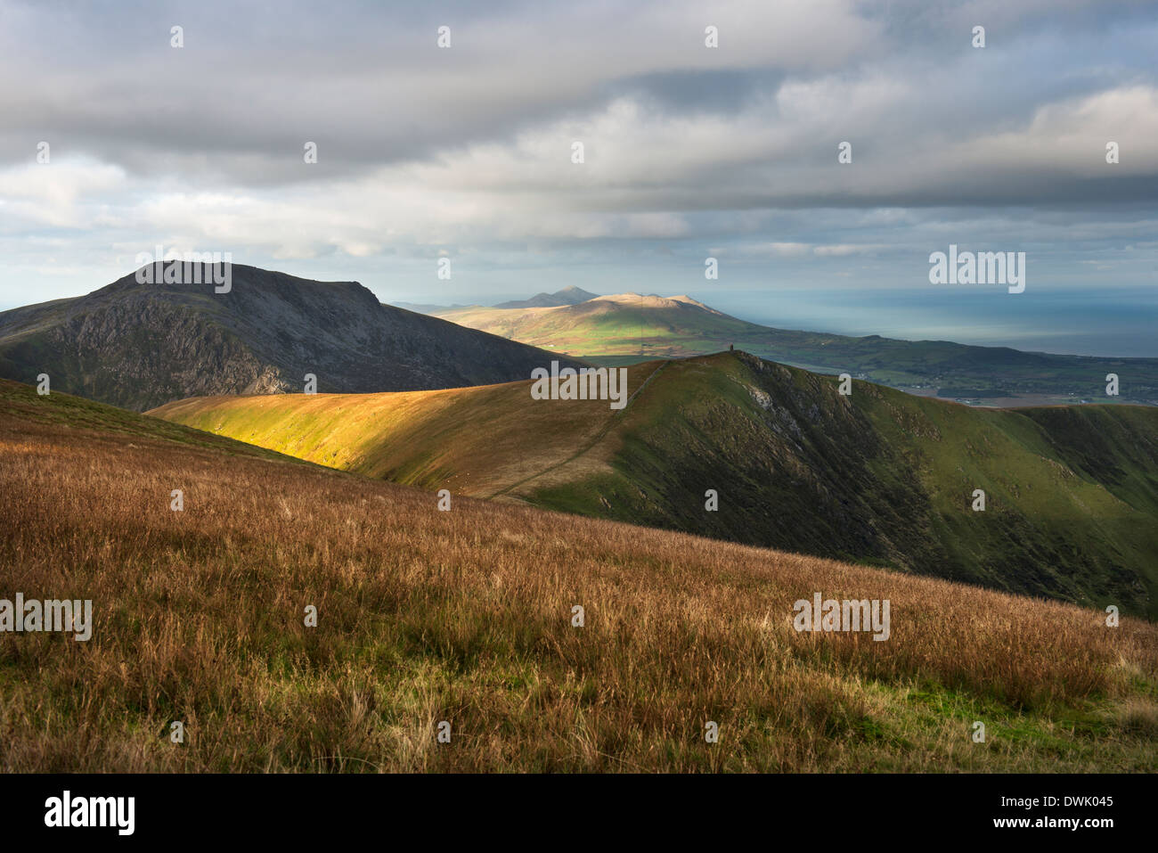 Soleil du matin illumine la Nantille Ridge dans le parc national de Snowdonia au nord du Pays de Galles Banque D'Images