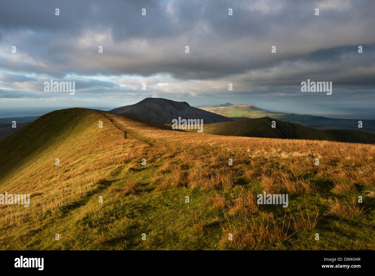 Soleil du matin illumine la Nantille Ridge dans le parc national de Snowdonia au nord du Pays de Galles Banque D'Images