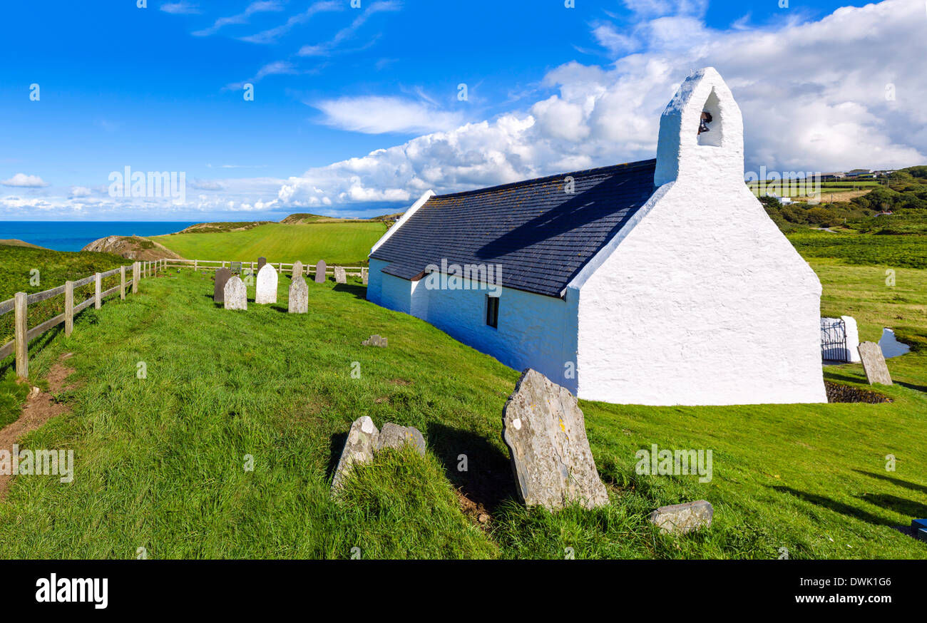 L'église de la Sainte Croix sur le chemin de la côte de Ceredigion, Mwnt, Ceredigion, pays de Galles, Royaume-Uni Banque D'Images