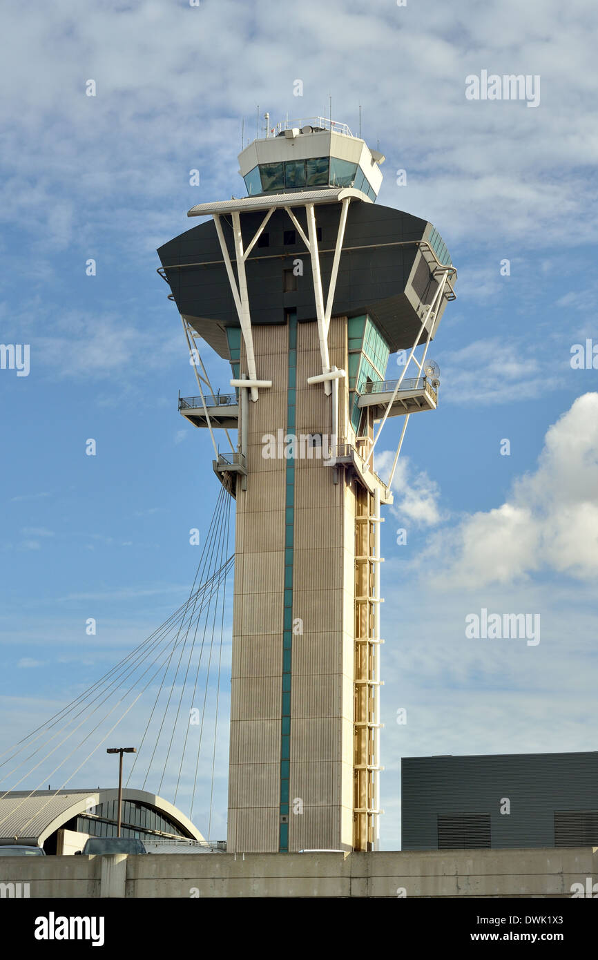 Vue d'une tour de contrôle du trafic aérien, l'aéroport international de Los Angeles, Los Angeles, Californie, USA Banque D'Images