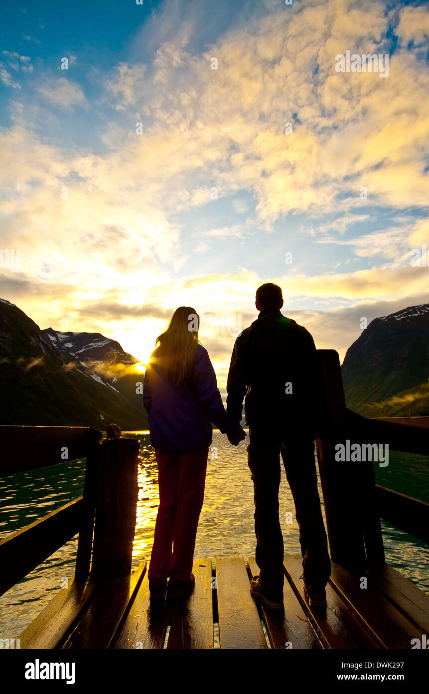 Silhouette de deux amoureux à Mountain Lake Banque D'Images