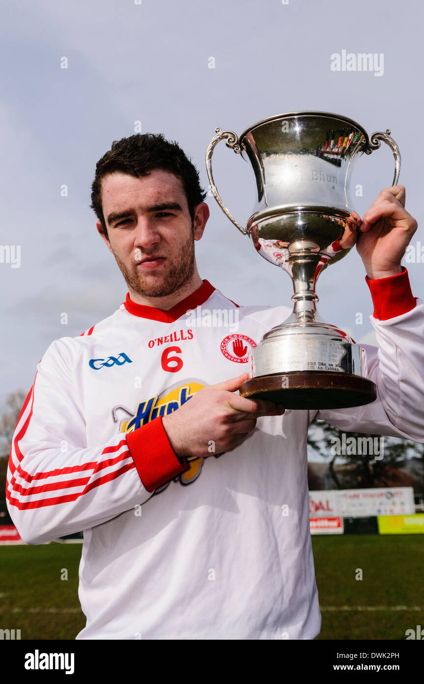 Belfast, Irlande du Nord. 10 mars 2014 - Un joueur détient le Tyrone Cadburys Ulster sous 21 Championnat de Football Cup Crédit : Stephen Barnes/Alamy Live News Banque D'Images