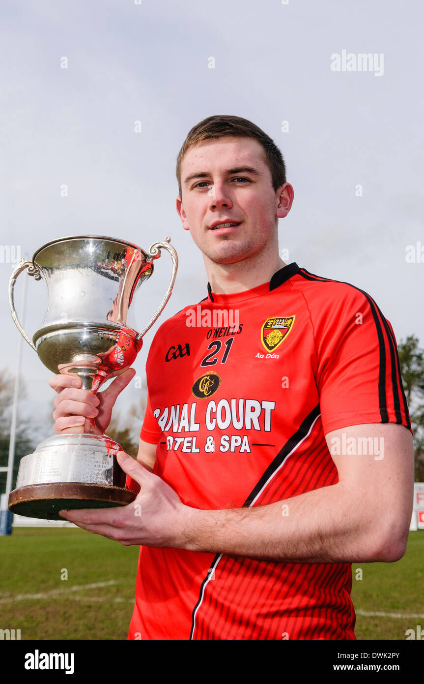 Belfast, Irlande du Nord. 10 mars 2014 - Un joueur détient les Cadburys Ulster sous 21 Championnat de Football Cup Crédit : Stephen Barnes/Alamy Live News Banque D'Images