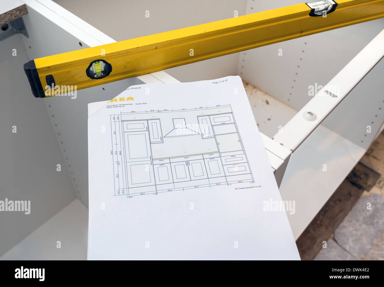 Plan de cuisine IKEA sur le dessus de la moitié des unités de cuisine blanc intégré Banque D'Images