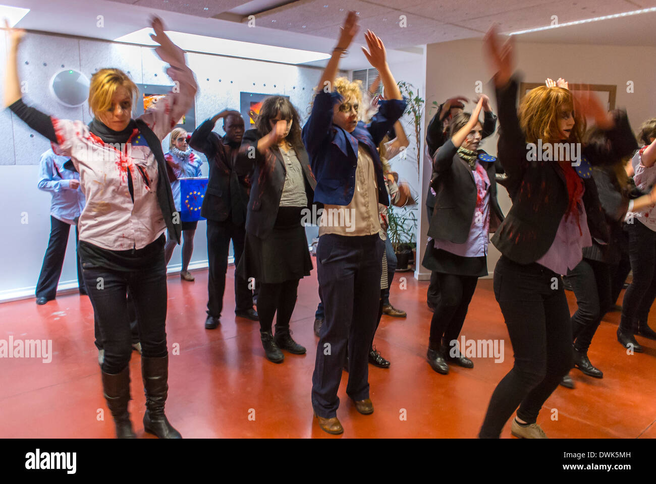 Bruxelles, Belgique, groupes de militants européens, avec ACT Up Paris, pratiquant la danse Zombie de Michael Jackson, Flash mob, volontaires en Europe, adolescents dansant Banque D'Images