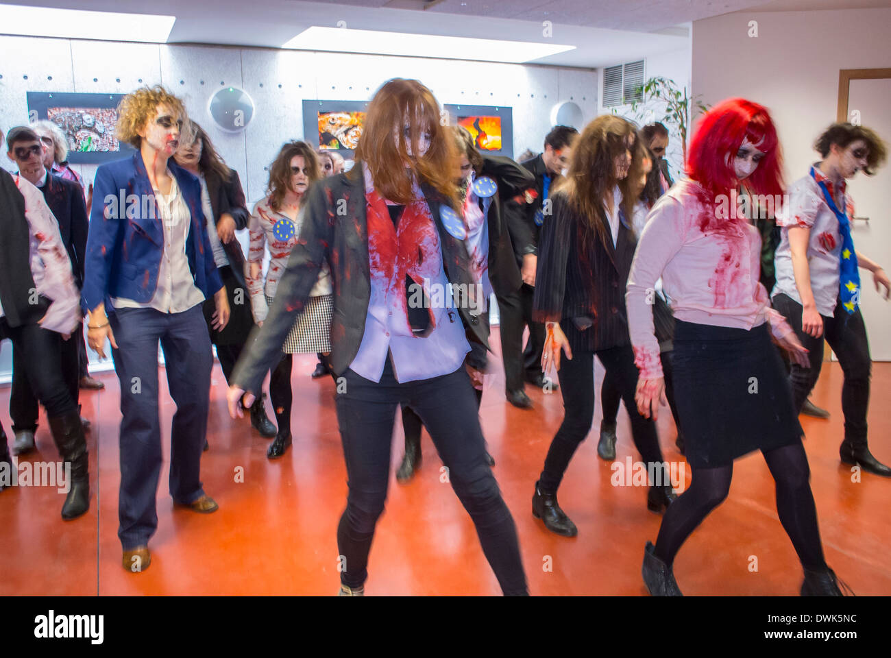 Brus-sels, en Belgique, des groupes militants européens, avec Act Up Paris, la pratique de Michael Jackson's Zombie Dance, Flash Mob Banque D'Images