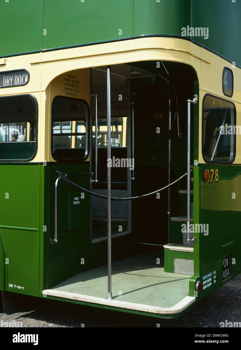 Leyland Titan PD 2/40 avec Longwell corps vert. Construit en 1958. Entrée des passagers Banque D'Images