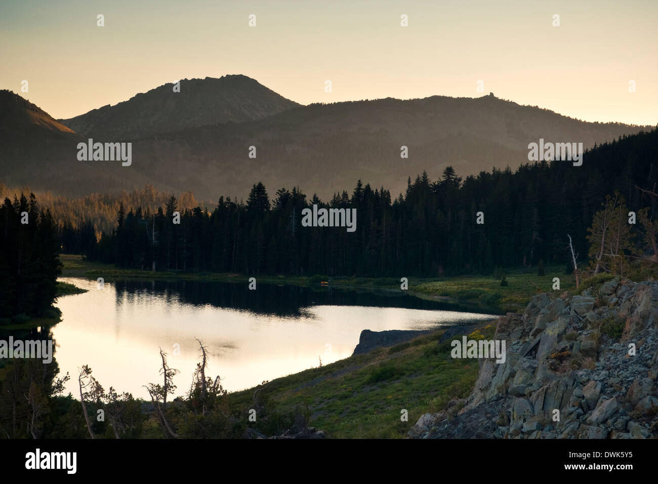 Lac de montagne, forêt nationale Stanislaus. Comté d'Alpine, Californie Banque D'Images