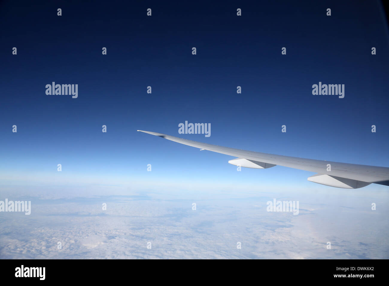 Aile d'avion à partir de la fenêtre . Banque D'Images