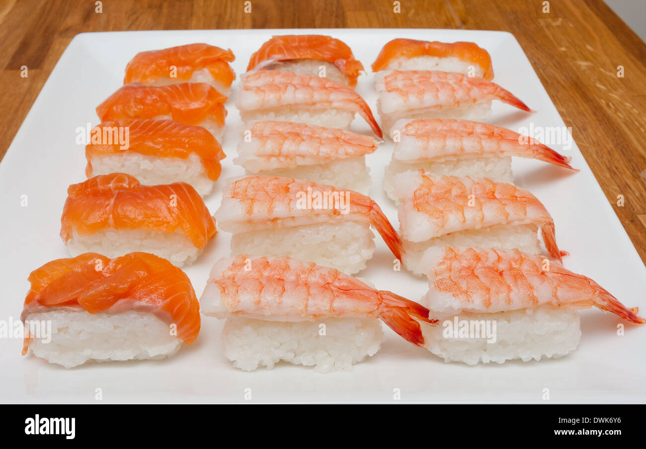 Un plat de sushis nigiri fait maison, prêt à manger. Banque D'Images