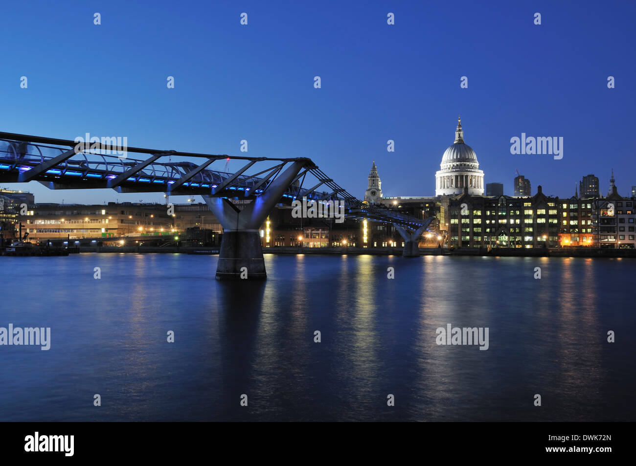 Le Millennium Bridge, Londres, Royaume-Uni, en début de soirée, de la rive sud, avec le dôme de la cathédrale Saint-Paul illuminé Banque D'Images