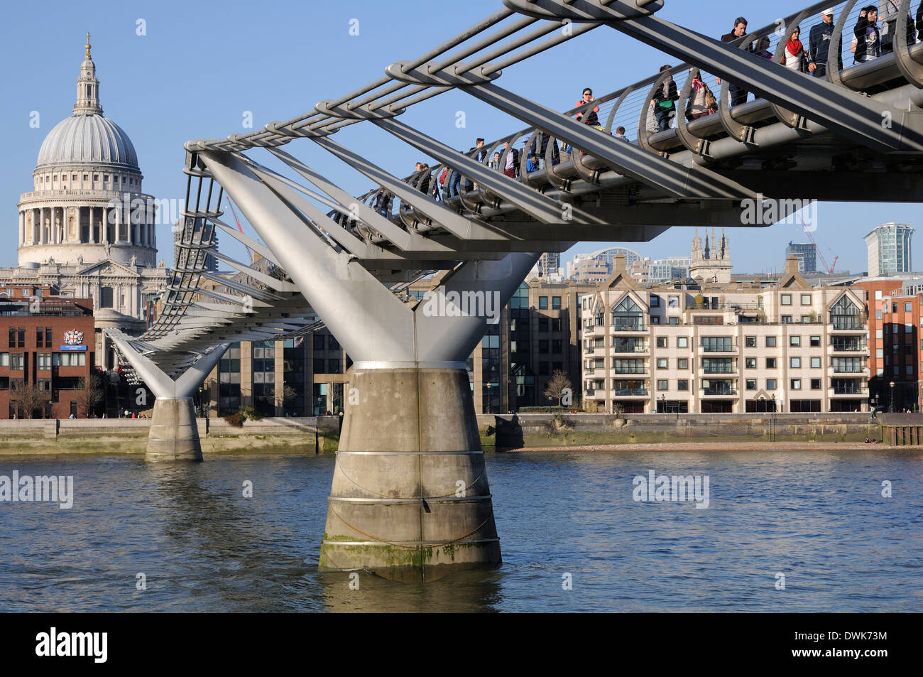 Le Millennium Bridge et de la Cathédrale St Paul, London UK Banque D'Images