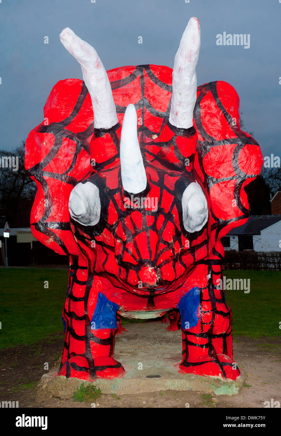 Milton Keynes, Bucks, au Royaume-Uni. 10 mars 2014. Le pont a eu des dinosaures Peartree un superhero makeover après avoir été peintes pour ressembler à Spiderman le 9 mars 2014 ce n'est pas la première fois sa a un multi-couleur makeover Photo de Brian Jordan/Alamy Live News Banque D'Images