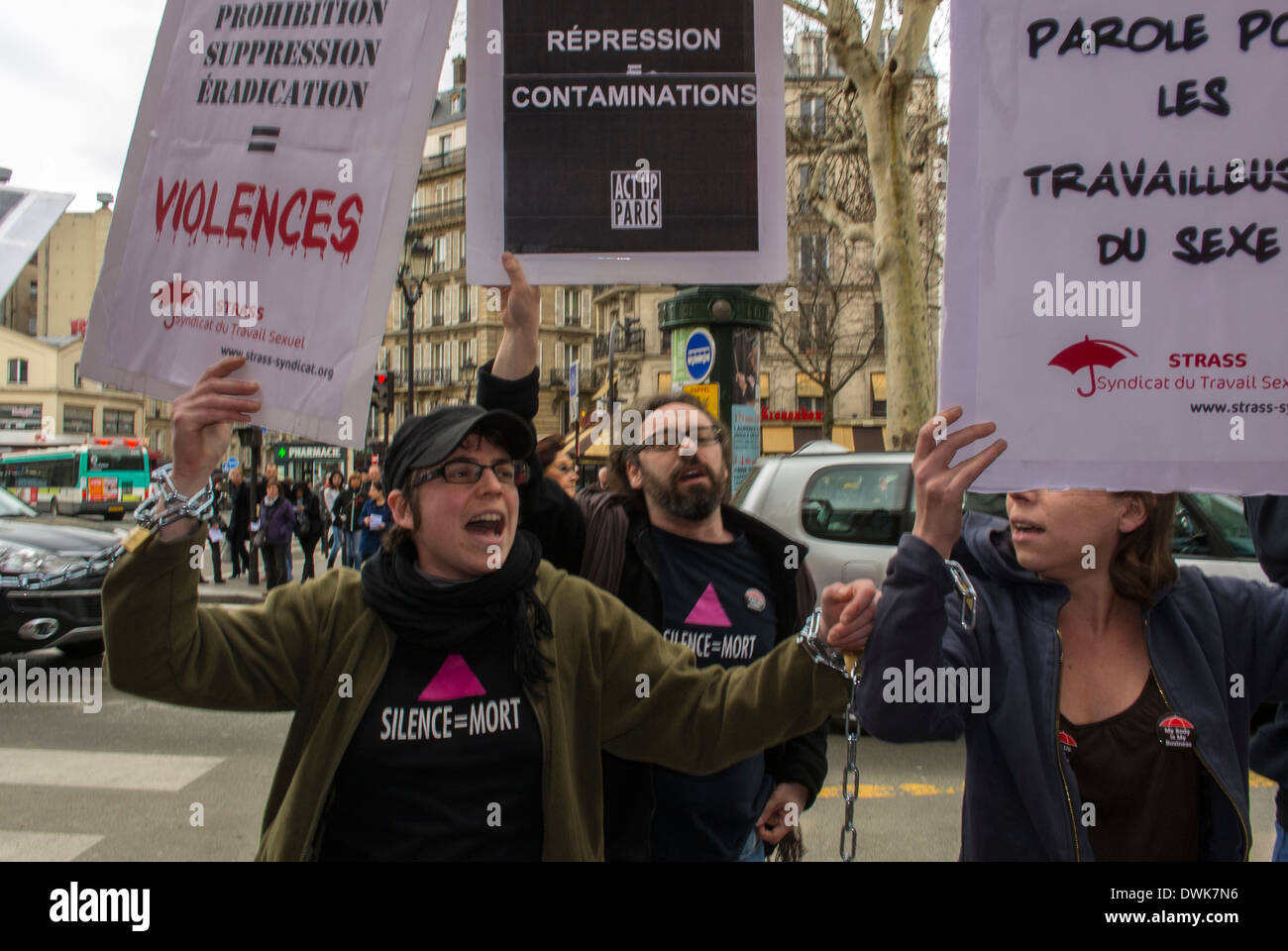 Paris, France, European Activists Group, Act Up Paris, protestant au mou-lin Rouge, contre la réunion anti-prostitution des groupes féministes, criant des manifestants Banque D'Images