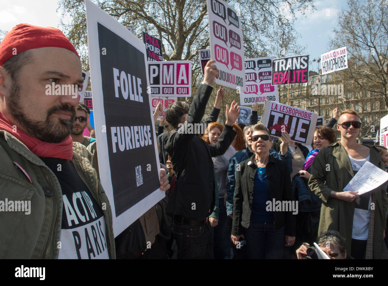 Paris, France, foule nombreuse, Groupe des activistes européens, Act Up Paris, protester pour l'égalité des droits et le mariage gay, bénévoles en Europe, lgbt tenant des pancartes de protestation Banque D'Images