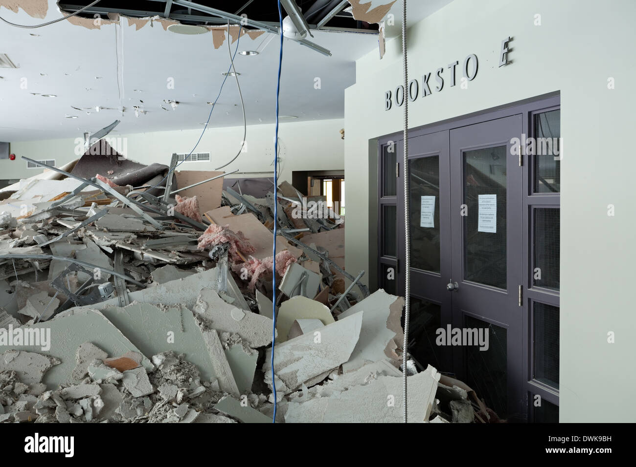 Des murs secs et d'autres débris à l'intérieur de la chapelle de la Bible récolte undegoing démolition à Oakville, Ontario, Canada. Banque D'Images