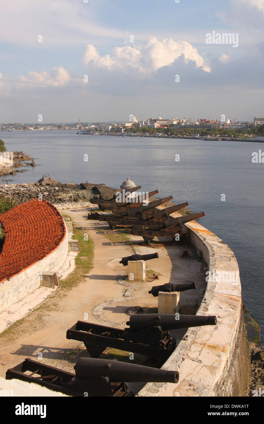 Canons pointant vers la mer à partir de El Morro protégeant l'entrée du port de La Havane, Cuba Banque D'Images